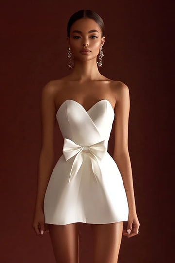 Robe de graduation blanche sans bretelles à noeud en ligne